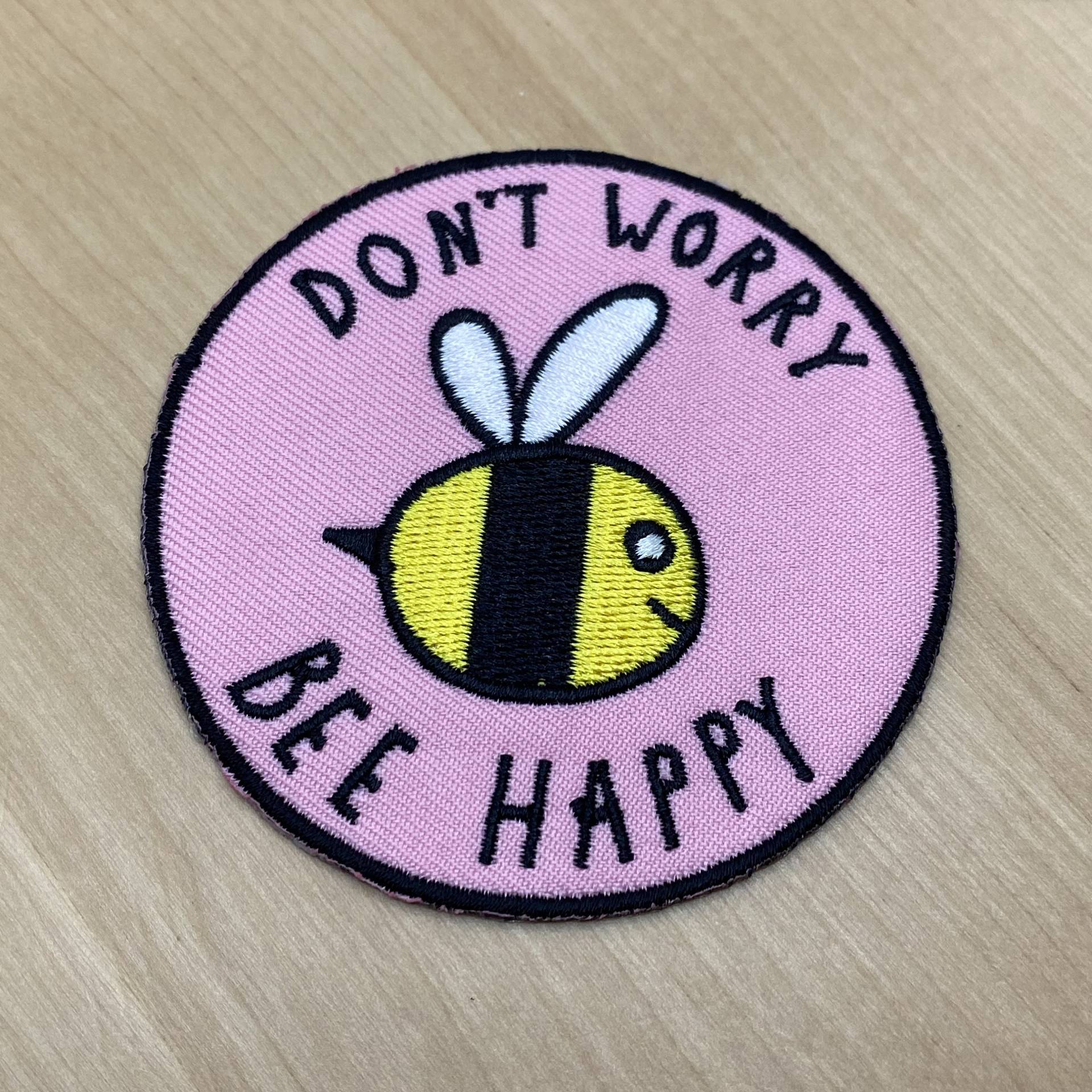 Rundes Rosa "Dont Worry Bee Happy" Patch Mit Biene 7, 5cm Durchmesser Zum Aufbügeln Käfer Insekt Schmetterling Bügelbild Aufnäher Upcycling Rundes Rosa "Dont Worry Bee Happy" Patch Mit Biene 7, 5cm Durchmesser Zum Aufbügeln Käfer Insekt Schmetterling Bügelbild Aufnäher Upcycling von PATCHERIA