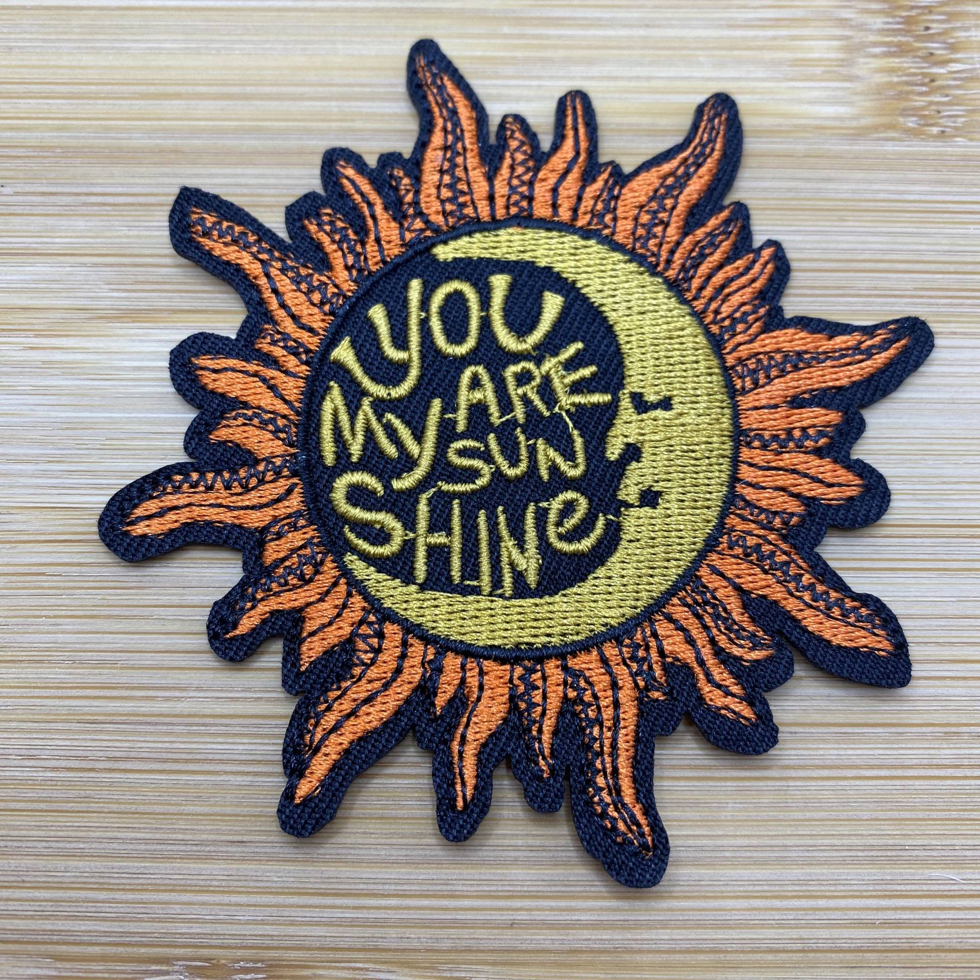 Rundes Sonne & Mond Patch "You Are My Sunshine" Durchmesser Ca. 8 cm Zum Aufbügeln - Sternenhimmel Ethno Wanderlust Backpacking Spirituell Rundes Sonne & Mond Patch "You Are My Sunshine" Durchmesser Ca. 8 cm Zum Aufbügeln - Sternenhimmel Ethno Wanderlust Backpacking Spirituell von PATCHERIA