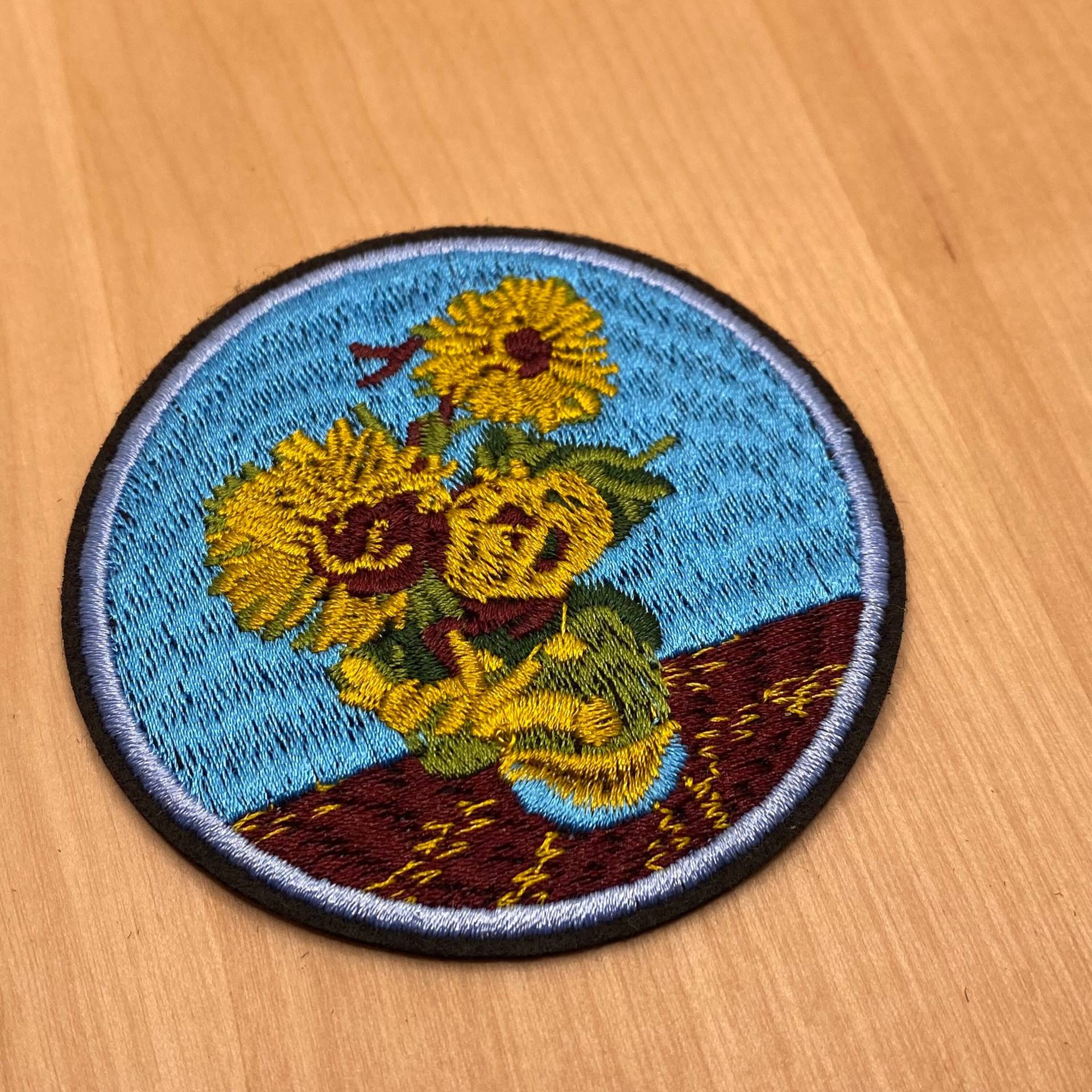 Rundes Sonnenblumen Patch Zum Aufbügeln - Durchmesser Ca. 7cm Vase Gogh Stillleben Kunst Blumen Sommer Backpacking Reise Rundes Sonnenblumen Patch Zum Aufbügeln - Durchmesser Ca. 7cm Vase Gogh Stillleben Kunst Blumen Sommer Backpacking Reise von PATCHERIA