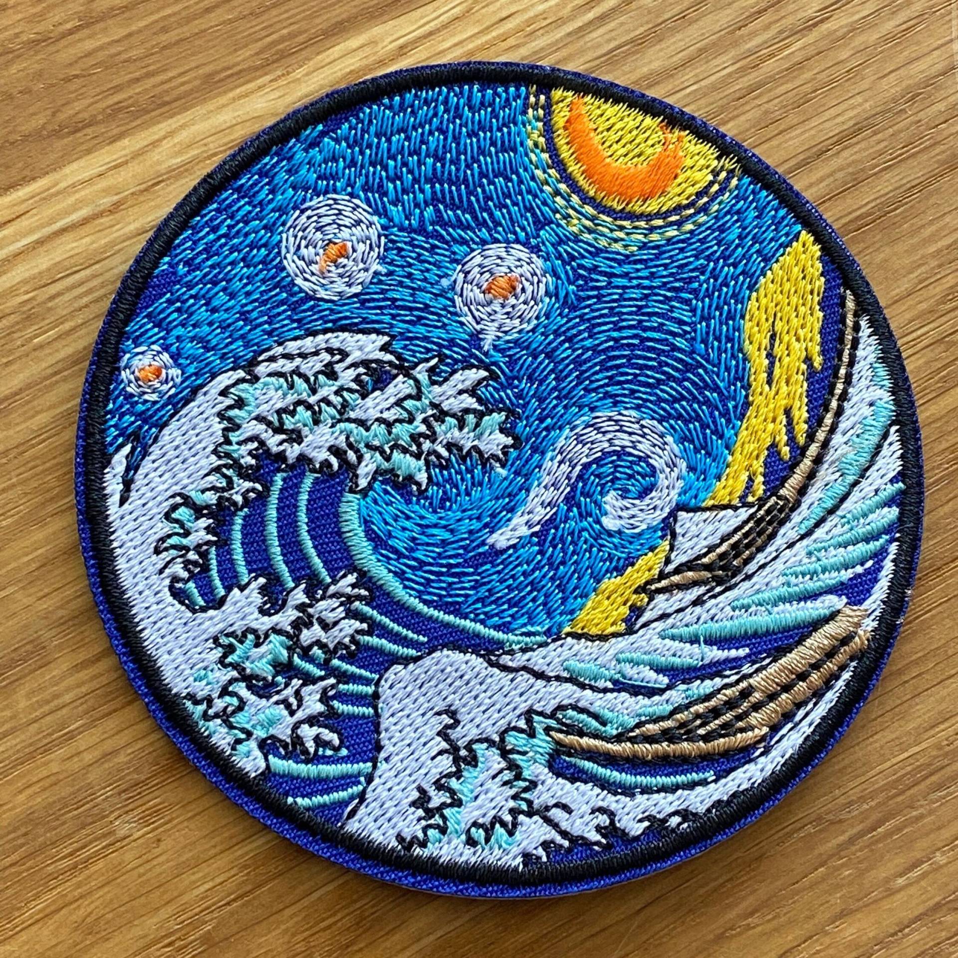 Rundes Sternennacht Mit Wellen Patch - Durchmesser Ca. 8cm Zum Aufbügeln Kunst Gogh Backpacking Reise Rundes Sternennacht Mit Wellen Patch - Durchmesser Ca. 8cm Zum Aufbügeln Kunst Gogh Backpacking Reise von PATCHERIA
