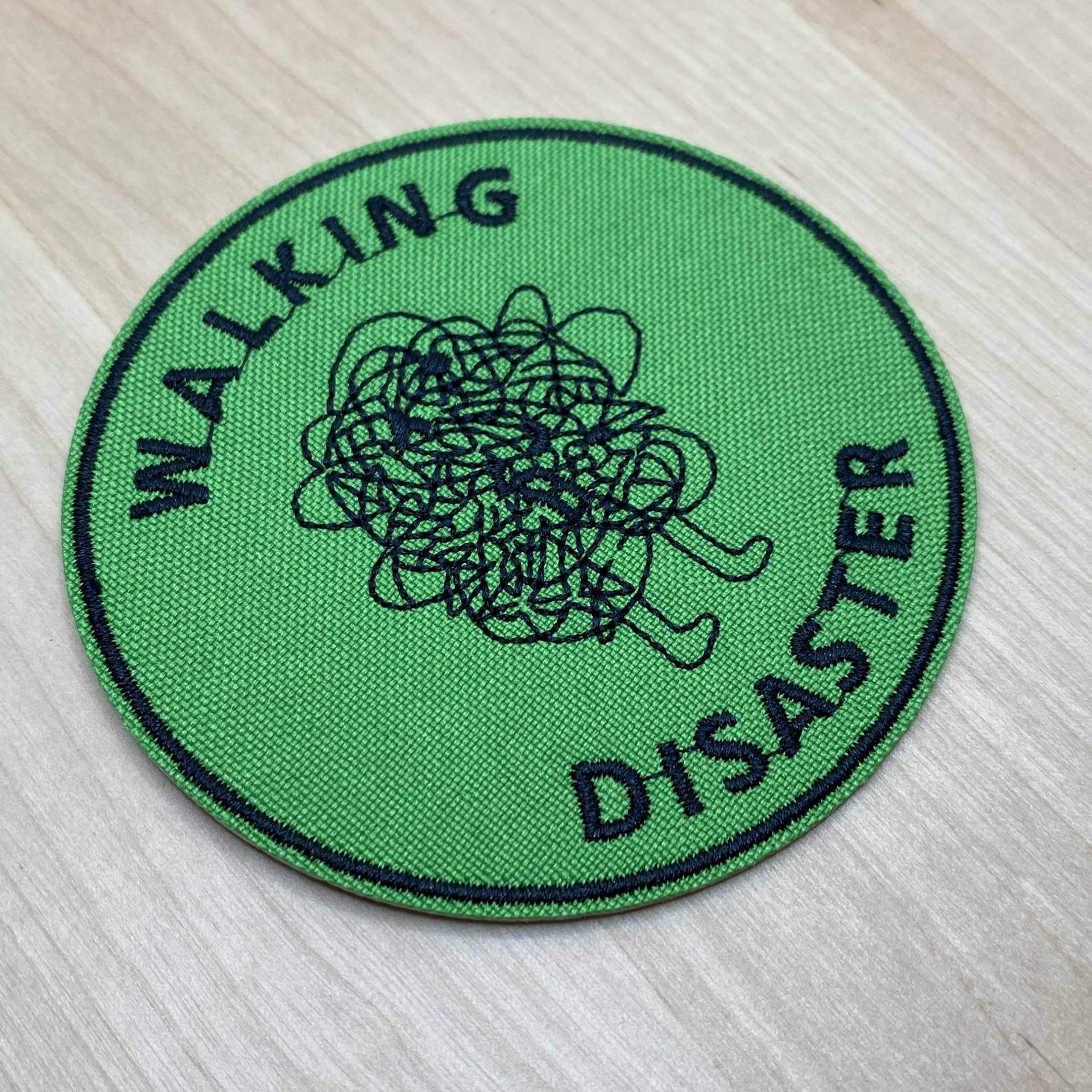 Rundes Walking Disaster Patch 7, 5cm Durchmesser in Grün Zum Aufbügeln - Persönlichkeit Chaos Statement Nerdy Rundes Walking Disaster Patch 7, 5cm Durchmesser in Grün Zum Aufbügeln - Persönlichkeit Chaos Statement Nerdy von PATCHERIA