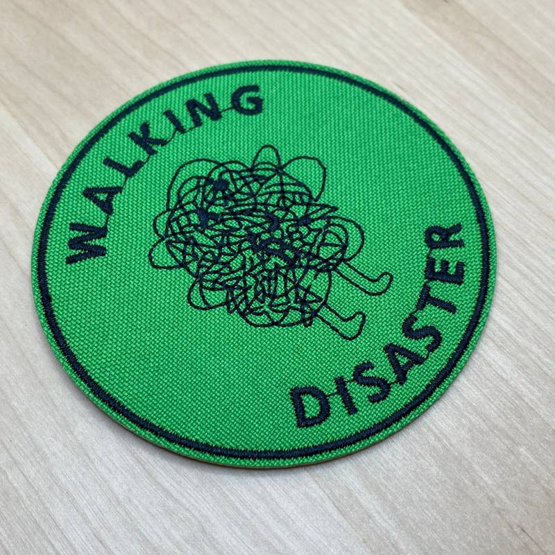 Rundes Walking Disaster Patch 7, 5cm Durchmesser in Grün Zum Aufbügeln - Persönlichkeit Chaos Statement Nerdy Rundes Walking Disaster Patch 7, 5cm Durchmesser in Grün Zum Aufbügeln - Persönlichkeit Chaos Statement Nerdy von PATCHERIA