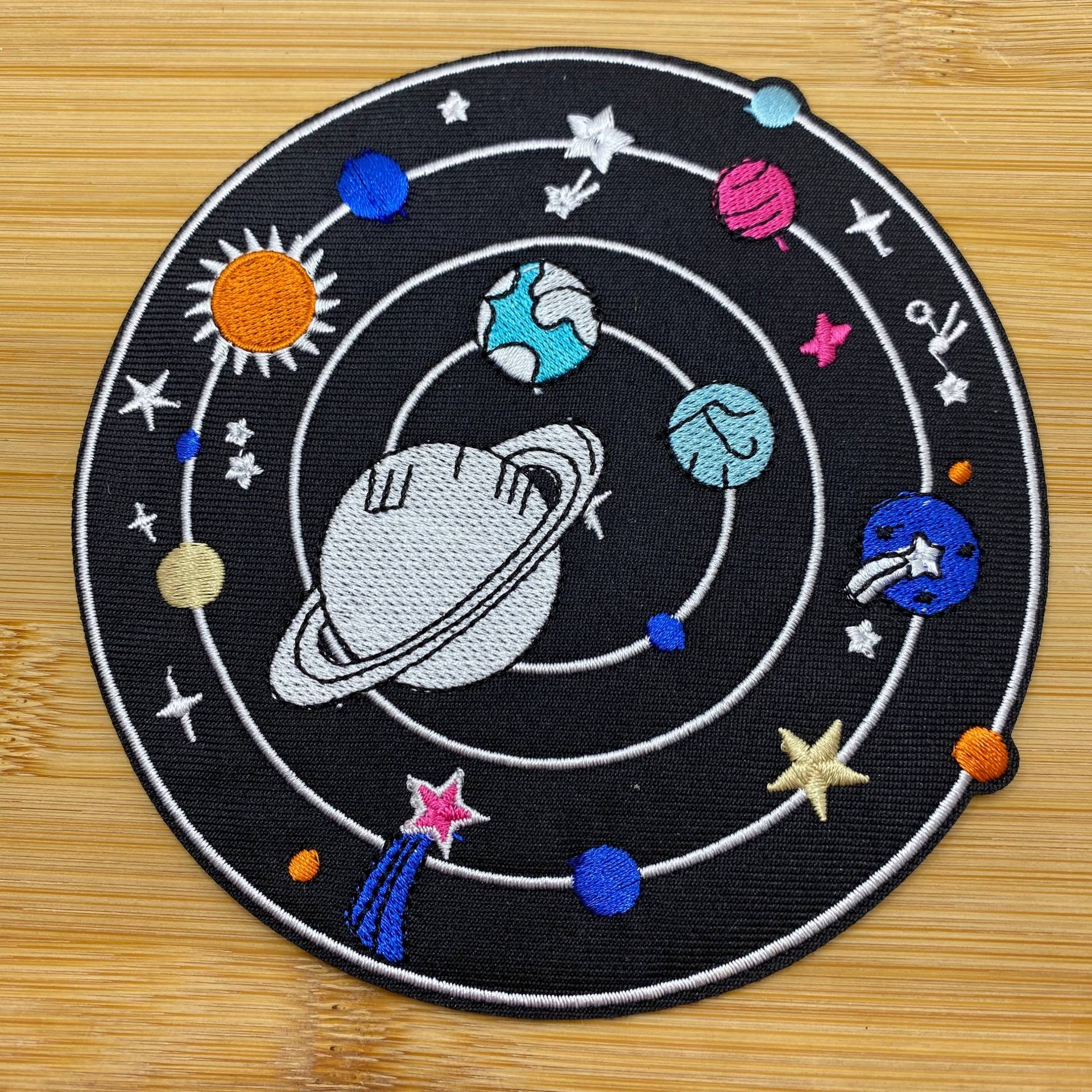Rundes Weltall Aufbügel Patch - Durchmesser Ca. 12cm -Planeten System Erde Sonne Saturn Umlaufbahn Galaxy Aufnäher Wanderlust Sterne Himmel Rundes Weltall Aufbügel Patch - Durchmesser Ca. 12cm -Planeten System Erde Sonne Saturn Umlaufbahn Galaxy Aufnäher Wanderlust Sterne Himmel von PATCHERIA