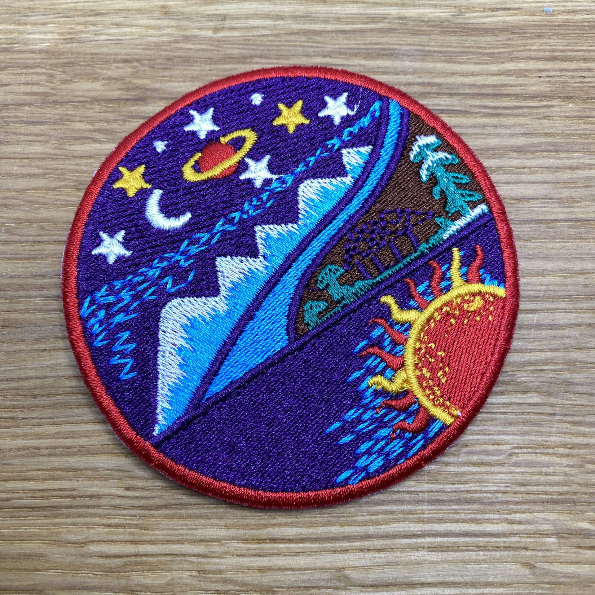 Rundes Weltall Aufbügel Patch - Durchmesser Ca. 7, 5cm Alien Backpacking Entdecker Reisen Aufnäher Wanderlust Retro Ethno Rundes Weltall Aufbügel Patch - Durchmesser Ca. 7, 5cm Alien Backpacking Entdecker Reisen Aufnäher Wanderlust Retro Ethno von PATCHERIA