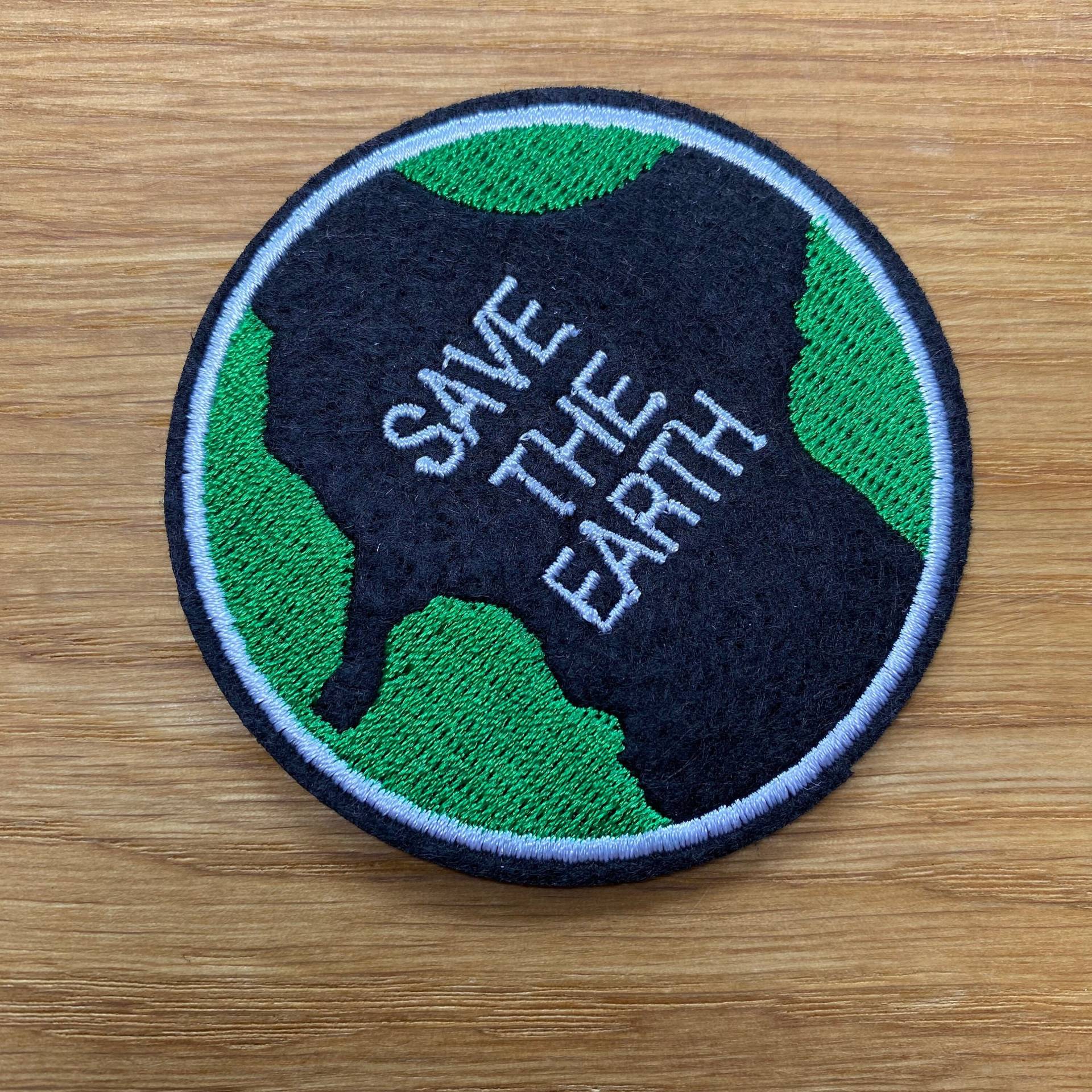Save The Earth - Runder Patch Zum Aufbügeln Ca. 7cm Zukunft Umweltschutz Klima Erde Planet Bügelbild Flicken Applikation Save The Earth - Runder Patch Zum Aufbügeln Ca. 7cm Zukunft Umweltschutz Klima Erde Planet Bügelbild Flicken Applikation von PATCHERIA