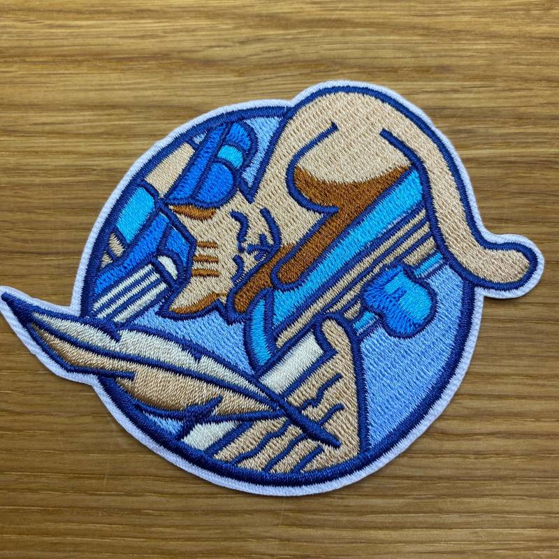 Schlafende Katze Auf Dem Schreibtisch Patch Zum Aufbügeln 7cm - Comic Schriftsteller Haustier Aufnäher Flicken von PATCHERIA