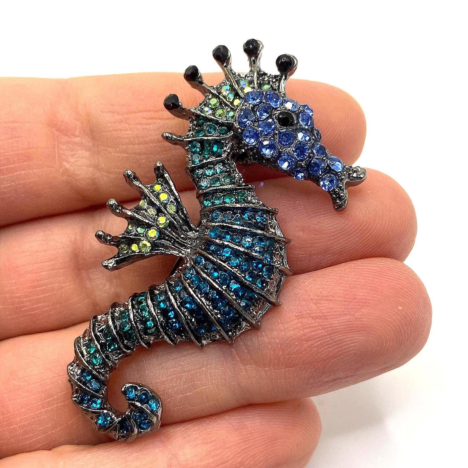 Seepferdchen Brosche Mit Blauen Glitzersteinchen - 5, 5 X 3 cm Fisch Anstecker Ozean Meer Surfen Naturschutz Urlaub Retro Vintage Revers Seepferdchen Brosche Mit Blauen Glitzersteinchen - 5, 5 X 3 cm Fisch Anstecker Ozean Meer Surfen Naturschutz Urlaub Retro Vintage Revers von PATCHERIA