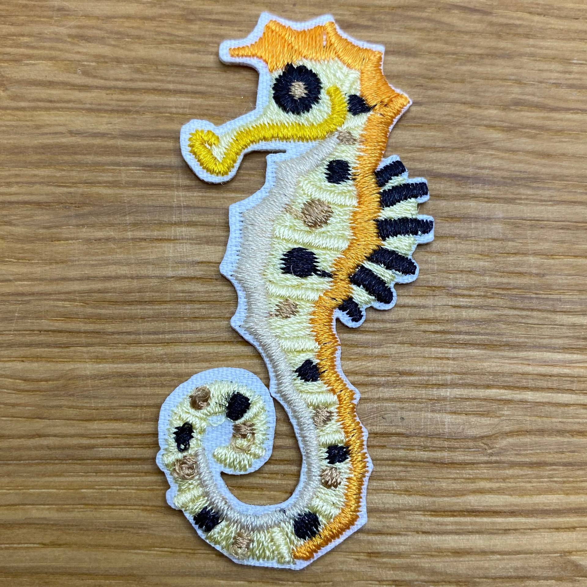 Seepferdchen Patch - Ca. 7cm X 3cm Zum Aufbügeln Aquarium Meer Ozean Strand Fisch Wal Tiere Wildnis Natur Backpacking Seepferdchen Patch - Ca. 7cm X 3cm Zum Aufbügeln Aquarium Meer Ozean Strand Fisch Wal Tiere Wildnis Natur Backpacking von PATCHERIA