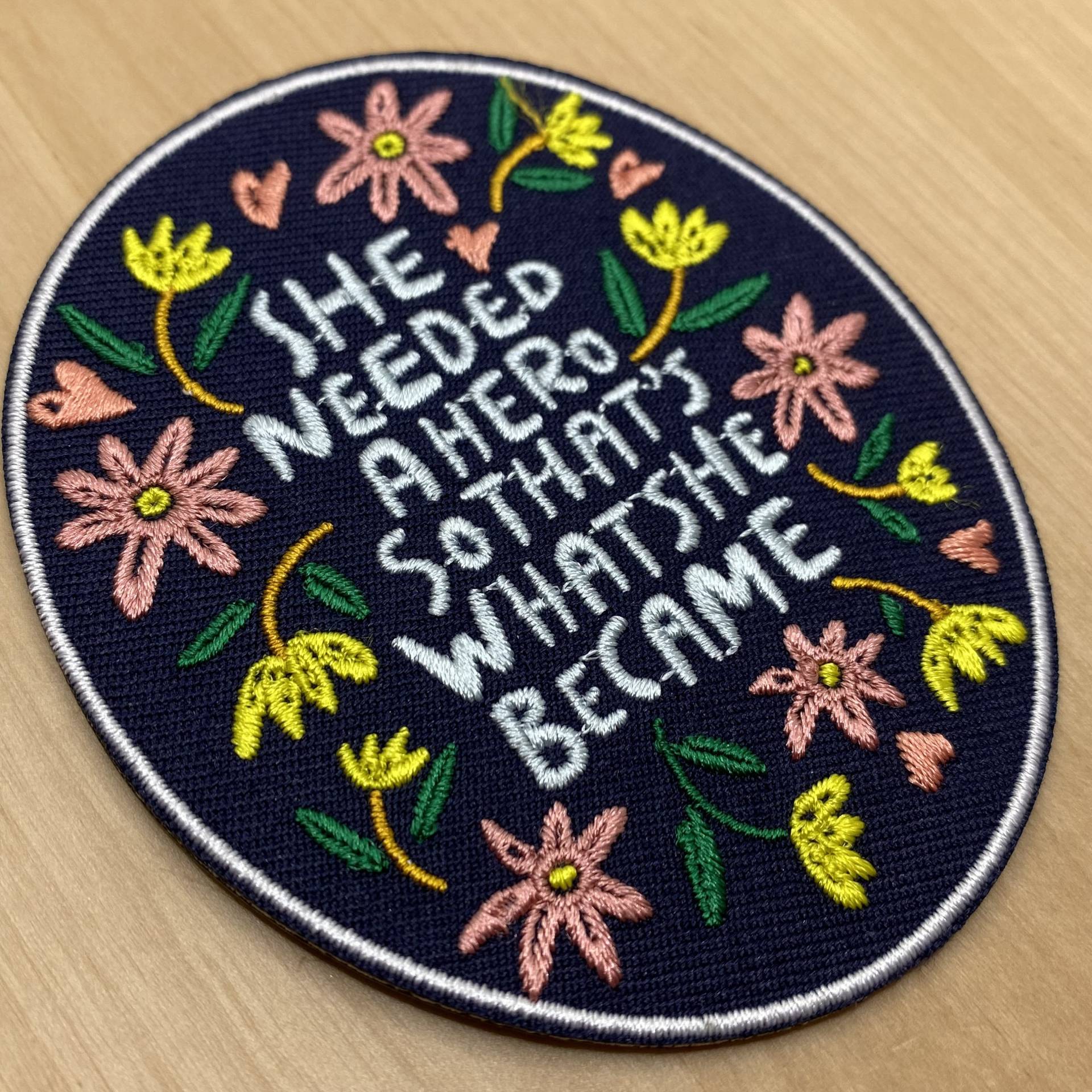 She Needed A Hero So Thats What She Became Patch 7, 5cm Durchmesser Zum Aufbügeln - Feminismus Affirmation Glaube Motivation Spruch Motto She Needed A Hero So Thats What She Became Patch 7, 5cm Durchmesser Zum Aufbügeln - Feminismus Affirmation Glaube Motivation Spruch Motto von PATCHERIA