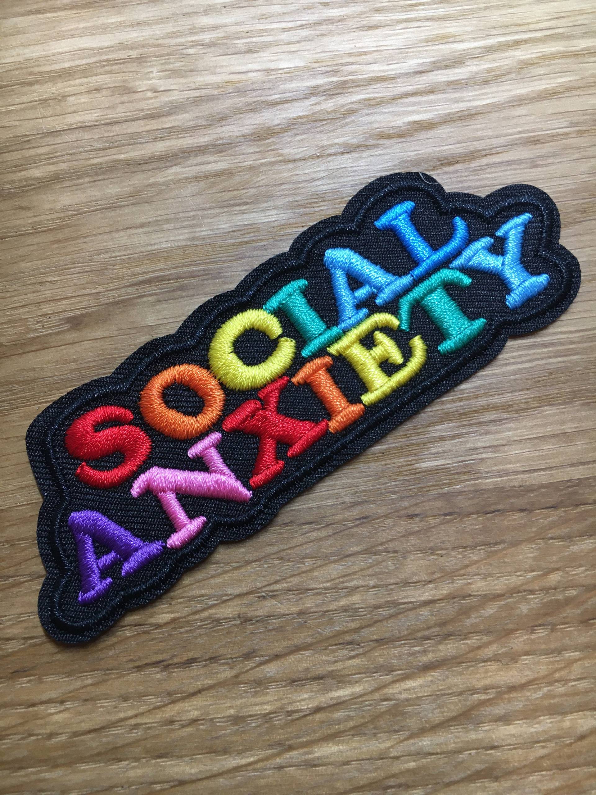 Social Anxiety Patch 9cm X 3cm Zum Aufbügeln - Isolation Einzelgänger Angst Quarantäne Panik Zusammenleben Frieden Freundschaft Liebe Welt Social Anxiety Patch 9cm X 3cm Zum Aufbügeln - Isolation Einzelgänger Angst Quarantäne Panik Zusammenleben Frieden Freundschaft Liebe Welt von PATCHERIA