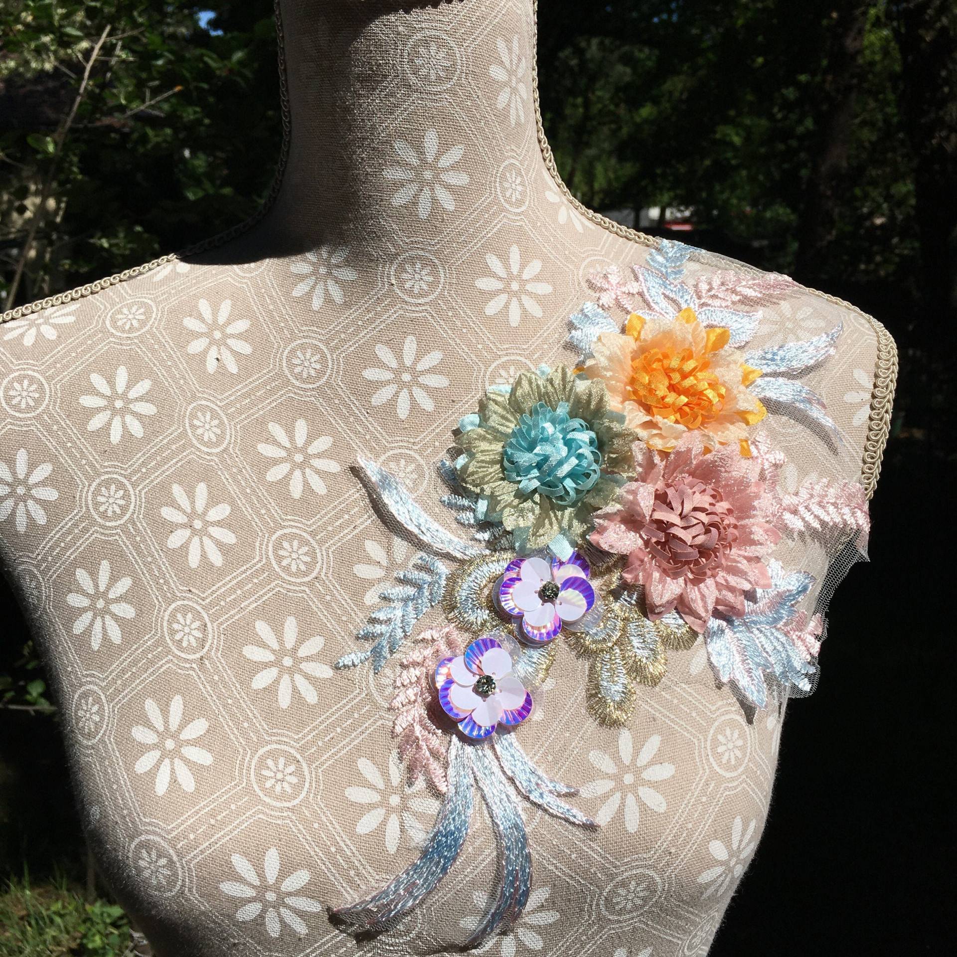 Sommerliche Spitzenapplikation Zum Aufnähen - Pastell Spitze Mit Blüten & Pailetten Blumen Hochzeit Party Festlich Diy #44 Sommerliche Spitzenapplikation Zum Aufnähen - Pastell Spitze Mit Blüten & Pailetten Blumen Hochzeit Party Festlich Diy #44 von PATCHERIA