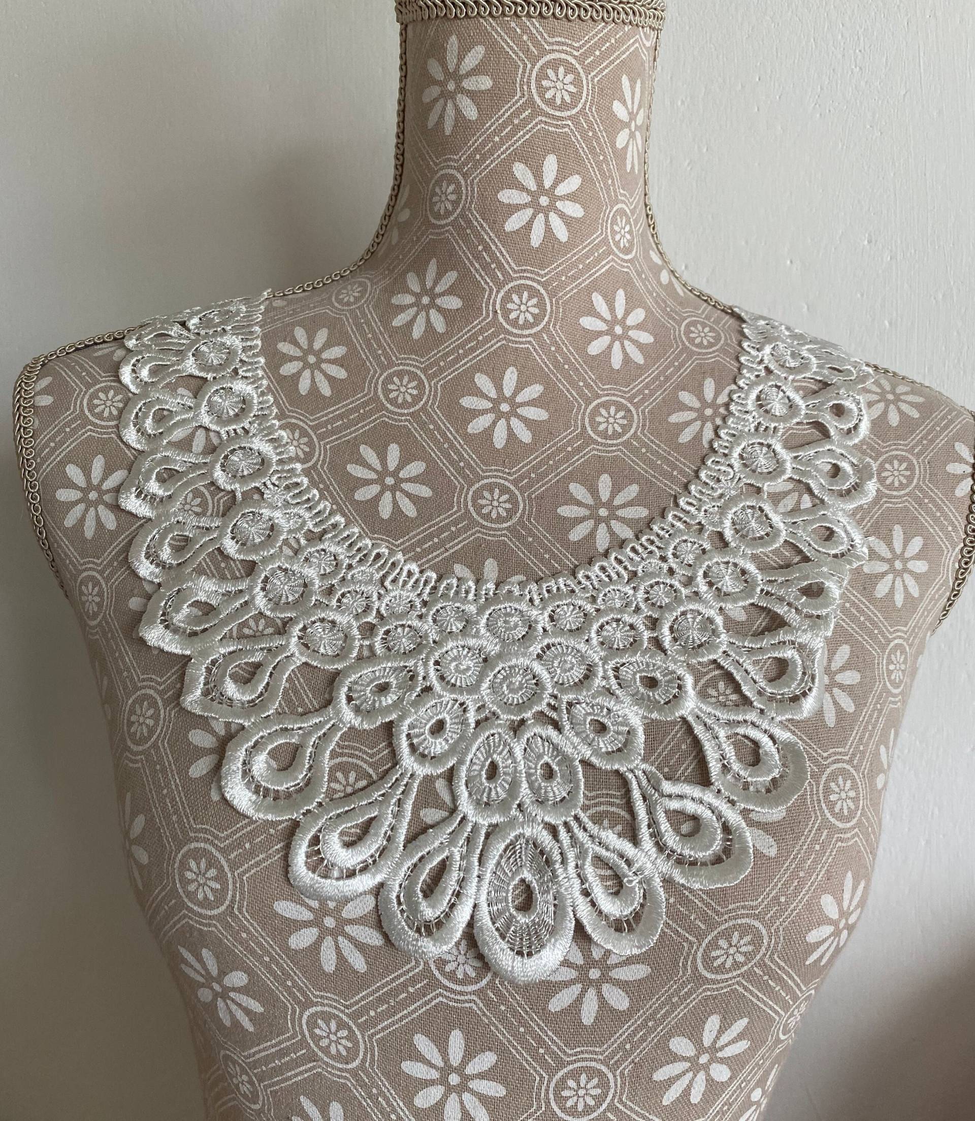 Spitzenkragen Zum Aufnähen - Weiße Spitze Elegant Party Hochzeit Bridgerton Victorian Gothic Pagan Boho Hexe Ethno Style Diy #75 Spitzenkragen Zum Aufnähen - Weiße Spitze Elegant Party Hochzeit Bridgerton Victorian Gothic Pagan Boho Hexe Ethno Style Diy #75 von PATCHERIA