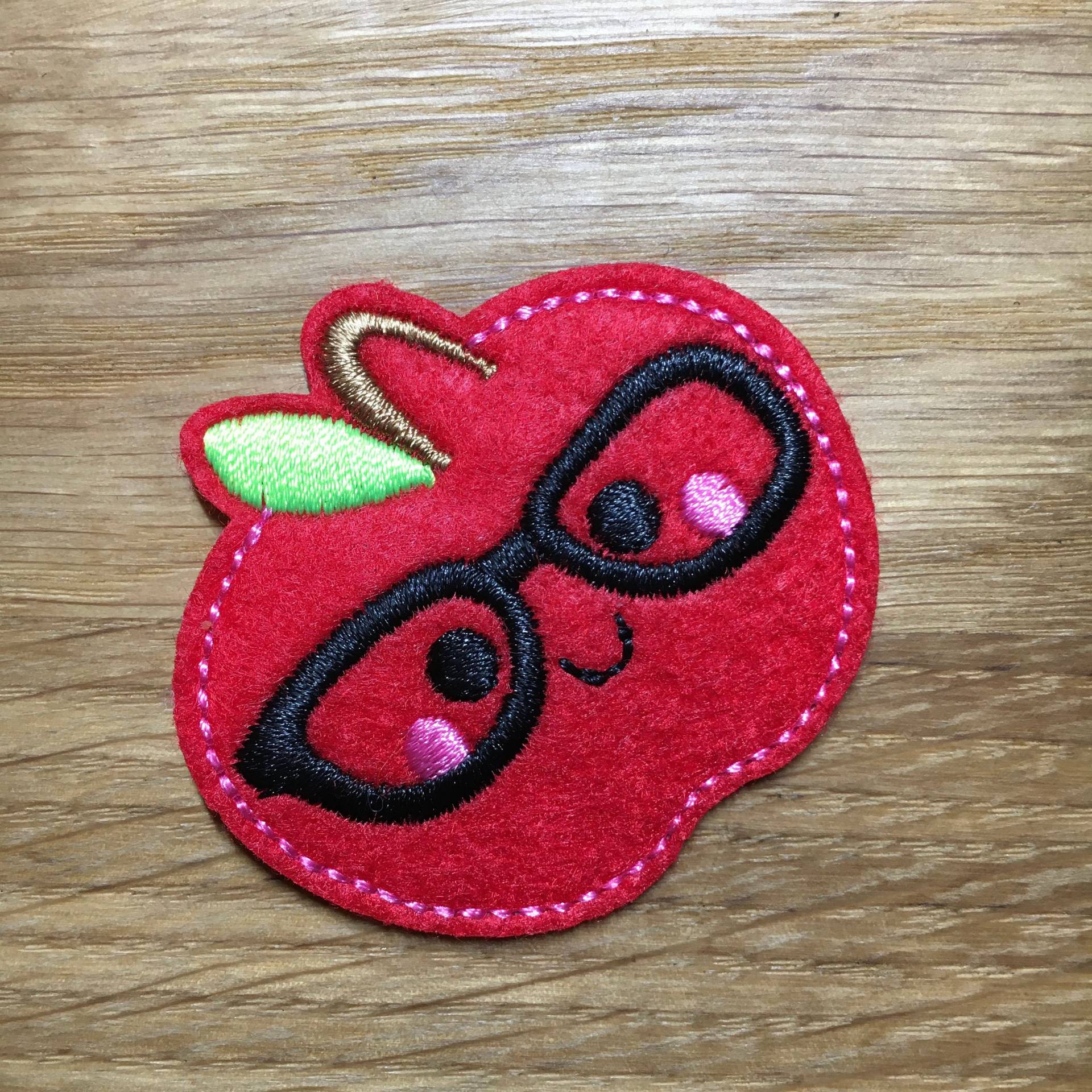 Süßer Roter Apfel Mit Brille Als Patch Zum Aufbügeln Ca. 4, 5 X 5 cm - Obst Kinder Essen Aufnäher Flicken Bügelbild Schule Gesundheit Comic Süßer Roter Apfel Mit Brille Als Patch Zum Aufbügeln Ca. 4, 5 X 5 cm - Obst Kinder Essen Aufnäher Flicken Bügelbild Schule Gesundheit Comic von PATCHERIA
