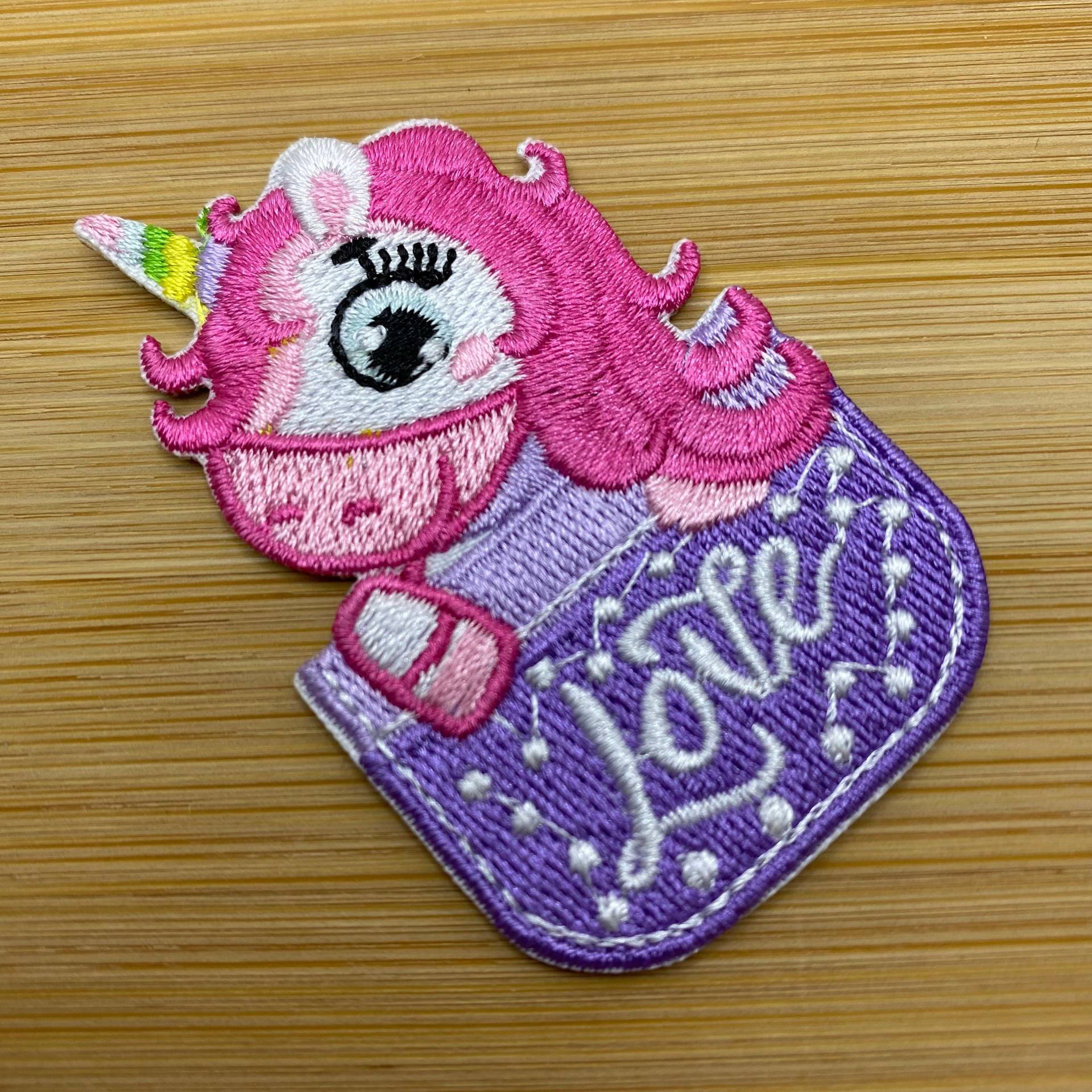 Süßes Einhorn Mit Pinker Mähne in Kleiner Tasche Als Patch Zum Aufbügeln - 6 X 3, 5cm Kinder Einschulung Aufnäher Bügelbild Flicken Shirt Süßes Einhorn Mit Pinker Mähne in Kleiner Tasche Als Patch Zum Aufbügeln - 6 X 3, 5cm Kinder Einschulung Aufnäher Bügelbild Flicken Shirt von PATCHERIA