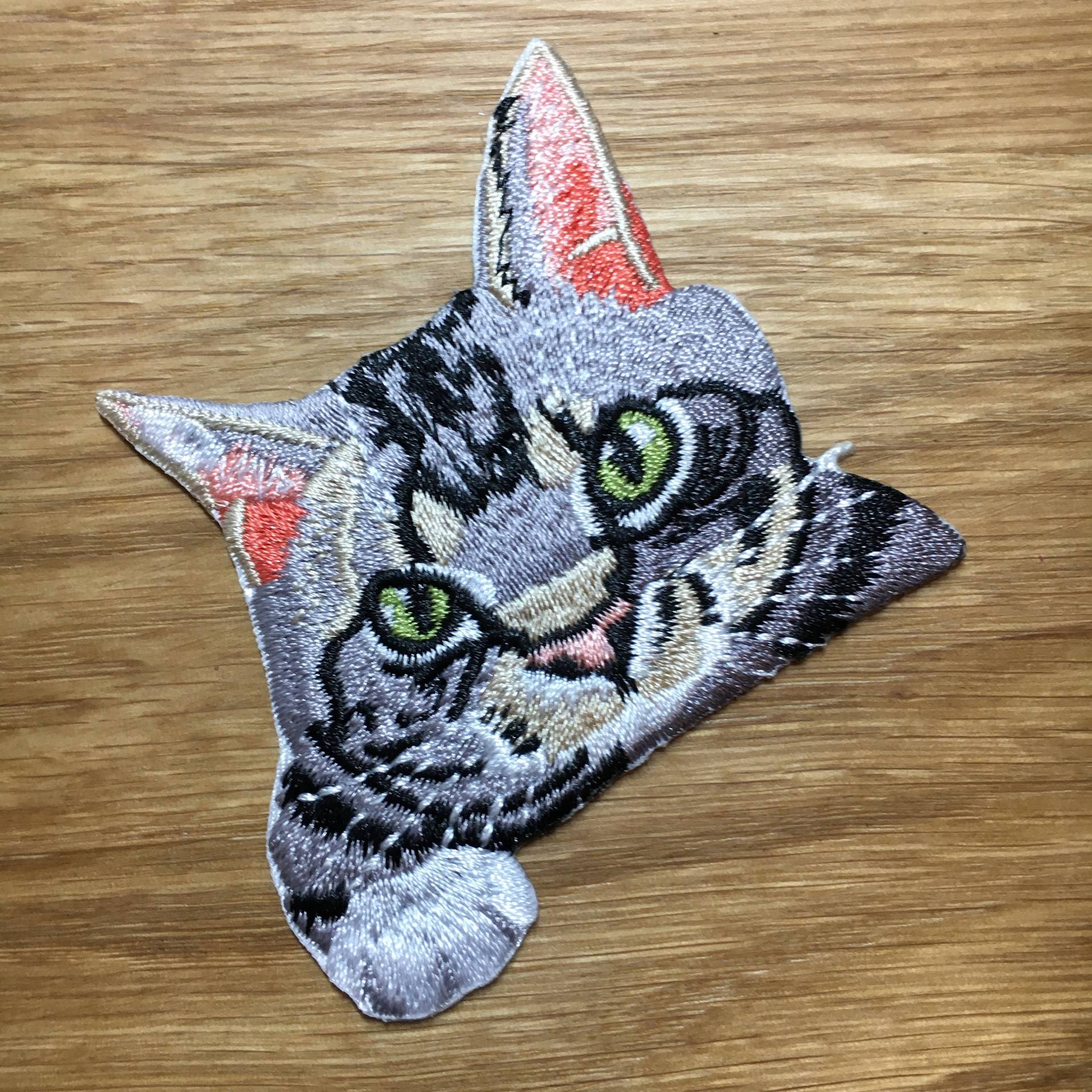 Tigerkatze Mit Grünen Augen Zum Aufbügeln 6, 5cm X 6cm - Deine Lieblingskatze Getigertes Katze Modell J Tigerkatze Mit Grünen Augen Zum Aufbügeln 6, 5cm X 6cm - Deine Lieblingskatze Getigertes Katze Modell J von PATCHERIA