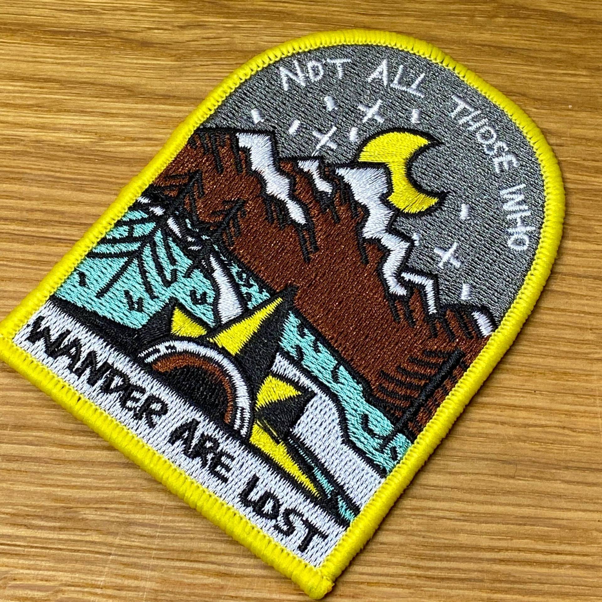 Wappen - Not All Those Who Wander Are Lost Aufbügel Patch Ca. 9, 5cm X 7cm Tolkien Kompass Backpacking Entdecker Reisen Aufnäher Wappen - Not All Those Who Wander Are Lost Aufbügel Patch Ca. 9, 5cm X 7cm Tolkien Kompass Backpacking Entdecker Reisen Aufnäher von PATCHERIA