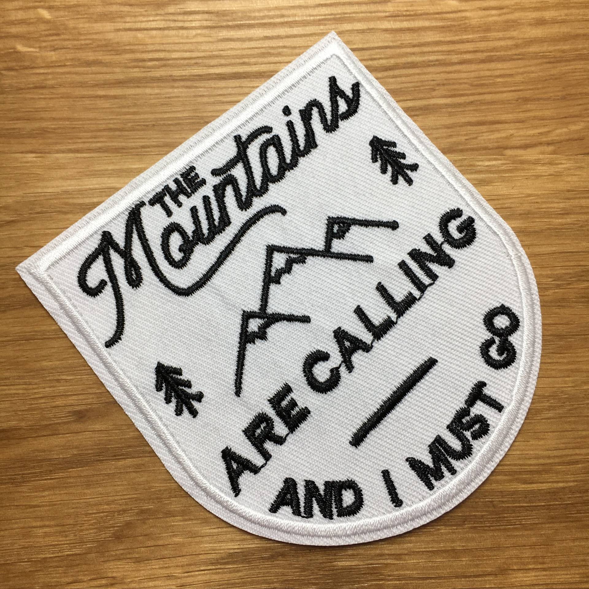 Wappen Patch "The Mountains Are Calling & I Must Go" 8, 5cm X 8cm Für Reise, Backpacker & Camping Zum Aufbügeln Wappen Patch "The Mountains Are Calling & I Must Go" 8, 5cm X 8cm Für Reise, Backpacker & Camping Zum Aufbügeln von PATCHERIA