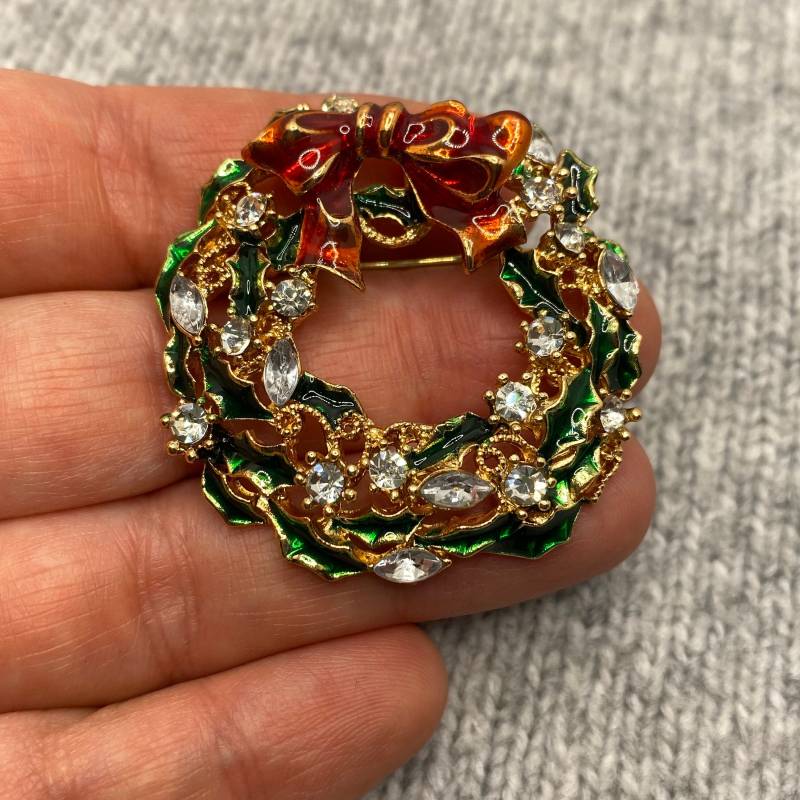 Weihnachtskranz Brosche Mit Roter Schleife - Ca. 4cm Durchmesser Anstecker Floral Glamour Party X-Mas Ilex Vintage Nostalgie Tannengrün Weihnachtskranz Brosche Mit Roter Schleife - Ca. 4cm Durchmesser Anstecker Floral Glamour Party X-Mas Ilex Vintage Nostalgie Tannengrün von PATCHERIA