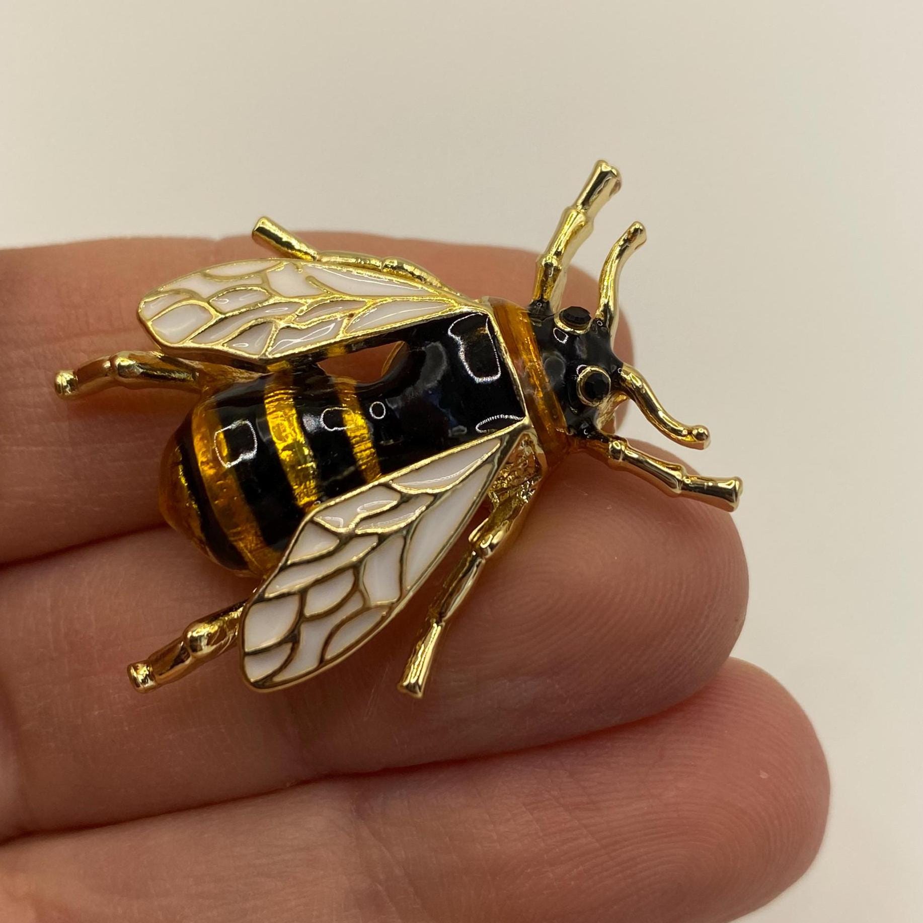 Wespen Emaille Brosche - 3, 5 X 3 cm Bienen Hummel Anstecker Gold Honig Insekt Cottagecore Sommer Frühling Königin Retro Boho Wespen Emaille Brosche - 3, 5 X 3 cm Bienen Hummel Anstecker Gold Honig Insekt Cottagecore Sommer Frühling Königin Retro Boho von PATCHERIA