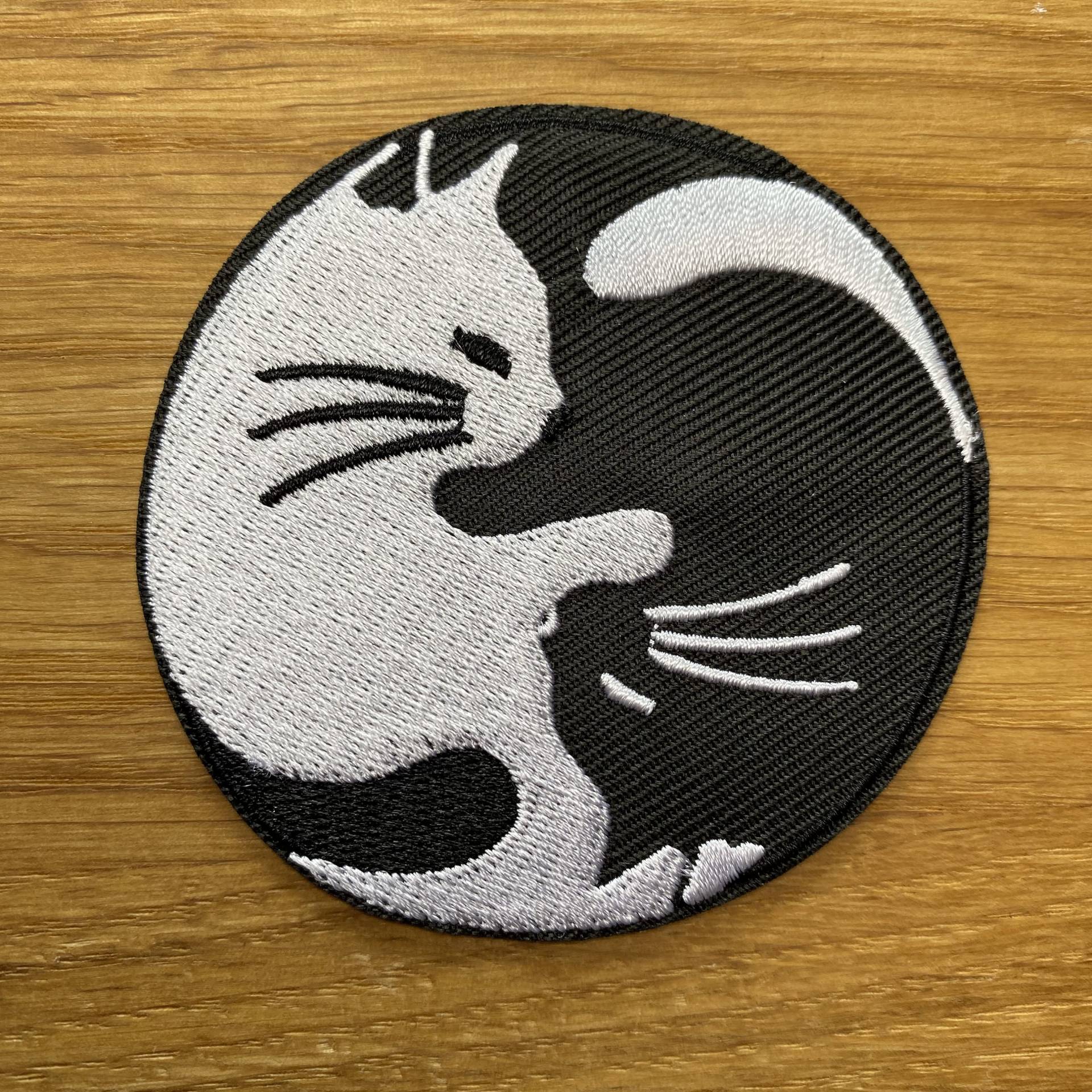 Ying & Yang Katze Schwarz Weißer Runder Patch Zum Aufbügeln 7, 5cm - Symbol China Daoismus Lotus Glaube Haustier Aufnäher Flicken Ying & Yang Katze Schwarz Weißer Runder Patch Zum Aufbügeln 7, 5cm - Symbol China Daoismus Lotus Glaube Haustier Aufnäher Flicken von PATCHERIA