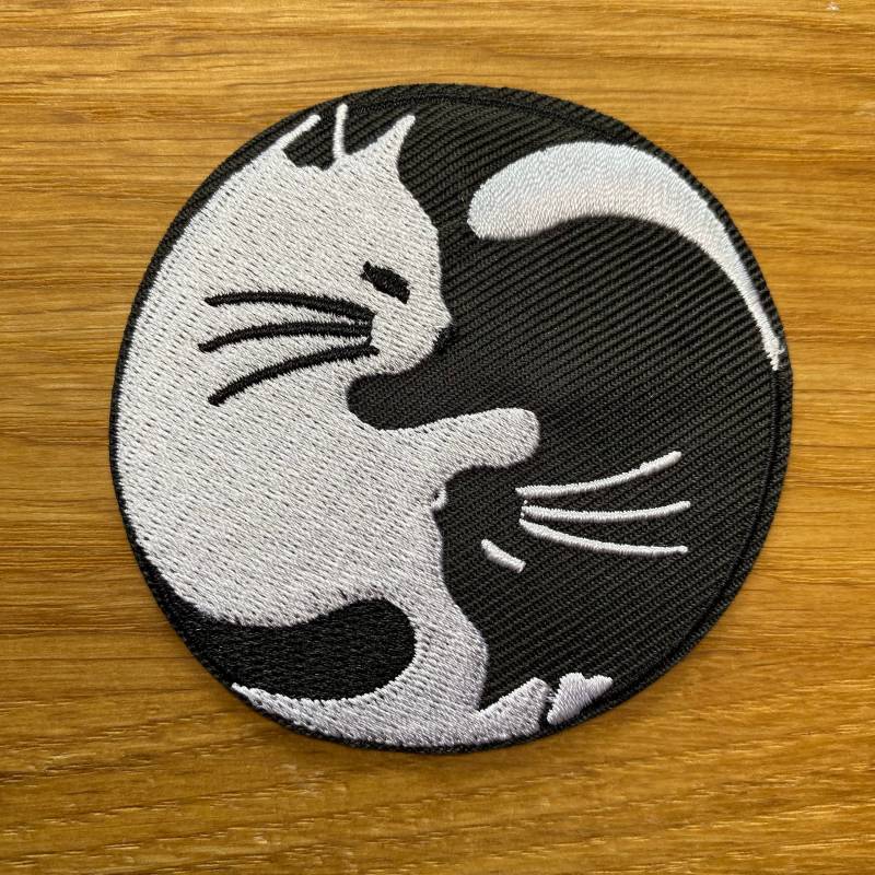 Ying & Yang Katze Schwarz Weißer Runder Patch Zum Aufbügeln 7, 5cm - Symbol China Daoismus Lotus Glaube Haustier Aufnäher Flicken Ying & Yang Katze Schwarz Weißer Runder Patch Zum Aufbügeln 7, 5cm - Symbol China Daoismus Lotus Glaube Haustier Aufnäher Flicken von PATCHERIA