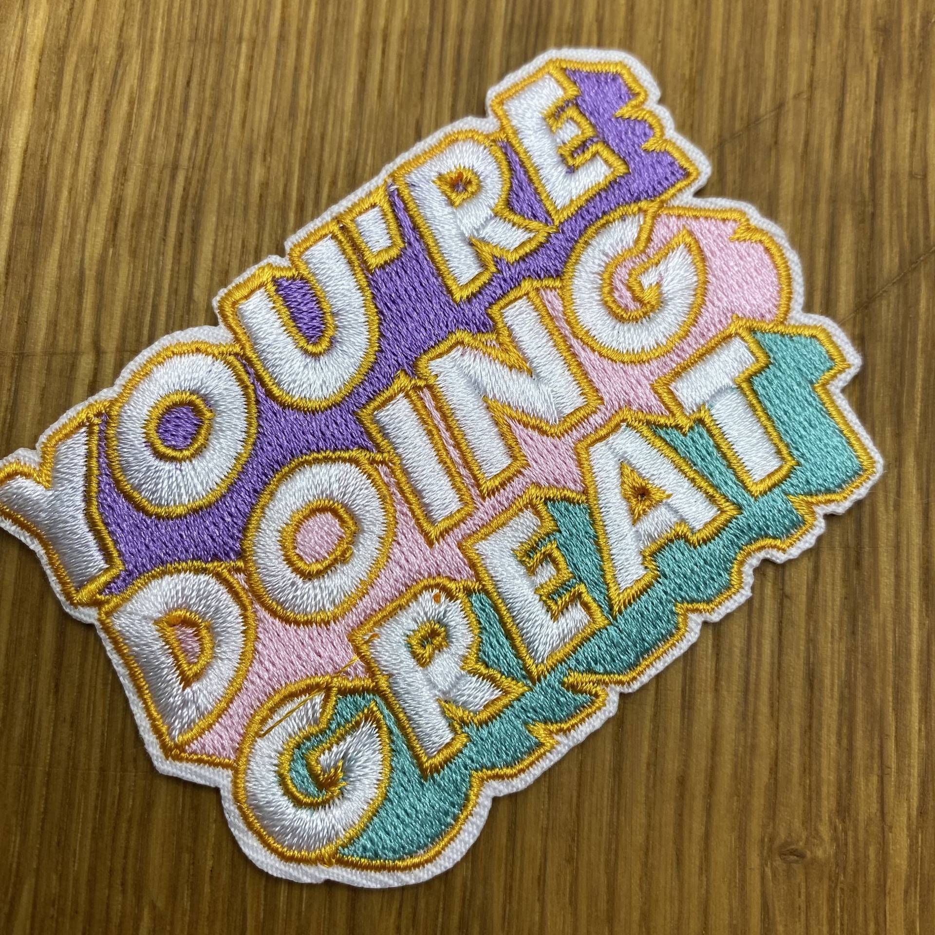 Your're Doing Great - Pastellfarbener Schriftzug Patch Zum Aufbügeln Ca. 5cm X 7, 5cm Statement Aufnäher Bügelbild Grafitti Encouragement Your're Doing Great - Pastellfarbener Schriftzug Patch Zum Aufbügeln Ca. 5cm X 7, 5cm Statement Aufnäher Bügelbild Grafitti Encouragement von PATCHERIA