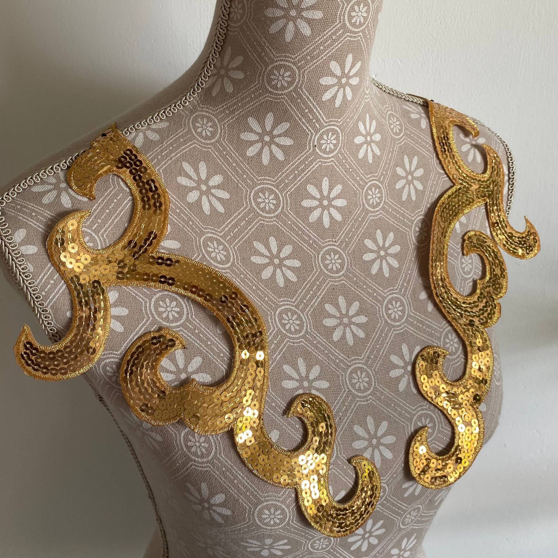 Zierliche Goldene Ornament Applikation Mit Pailetten Zum Aufbügeln - Spitzenkragen Hochzeit Party Kleid Natur Floral Diy #68 Zierliche Goldene Ornament Applikation Mit Pailetten Zum Aufbügeln - Spitzenkragen Hochzeit Party Kleid Natur Floral Diy #68 von PATCHERIA