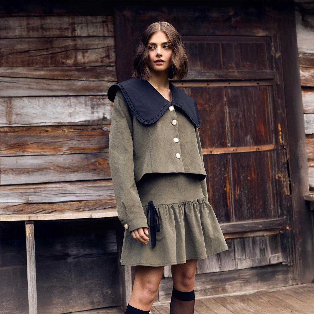 Cord Blazer Mit Großem Kragen Piniengrüne Perlenknöpfe von PATSEGESTUDIO