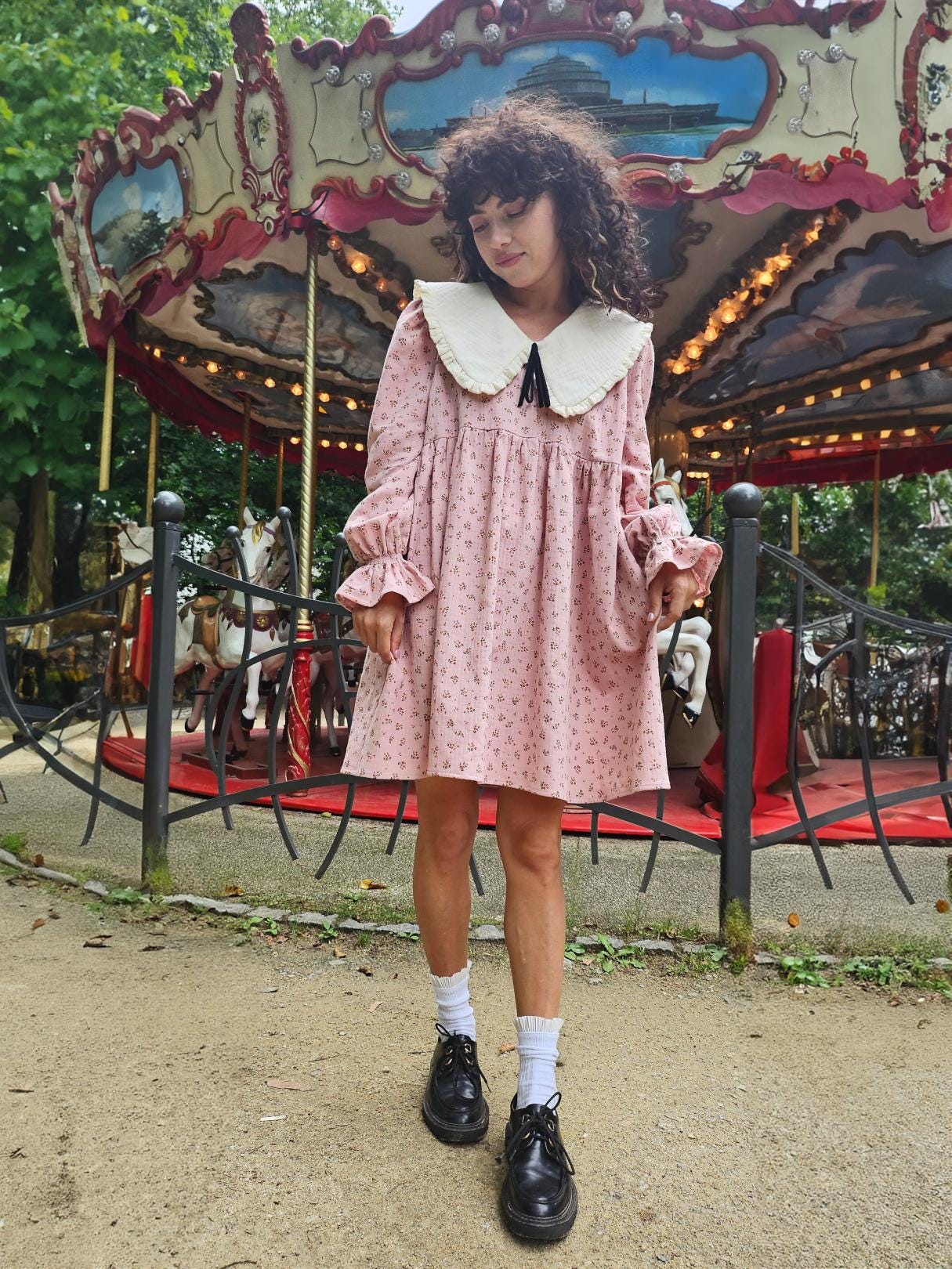 Rosa Baumwoll Mini Kleid Geblümter Oversized Kragen, Samt Schleife Rosa Baumwoll Mini Kleid Geblümter Oversized Kragen, Samt Schleife von PATSEGESTUDIO