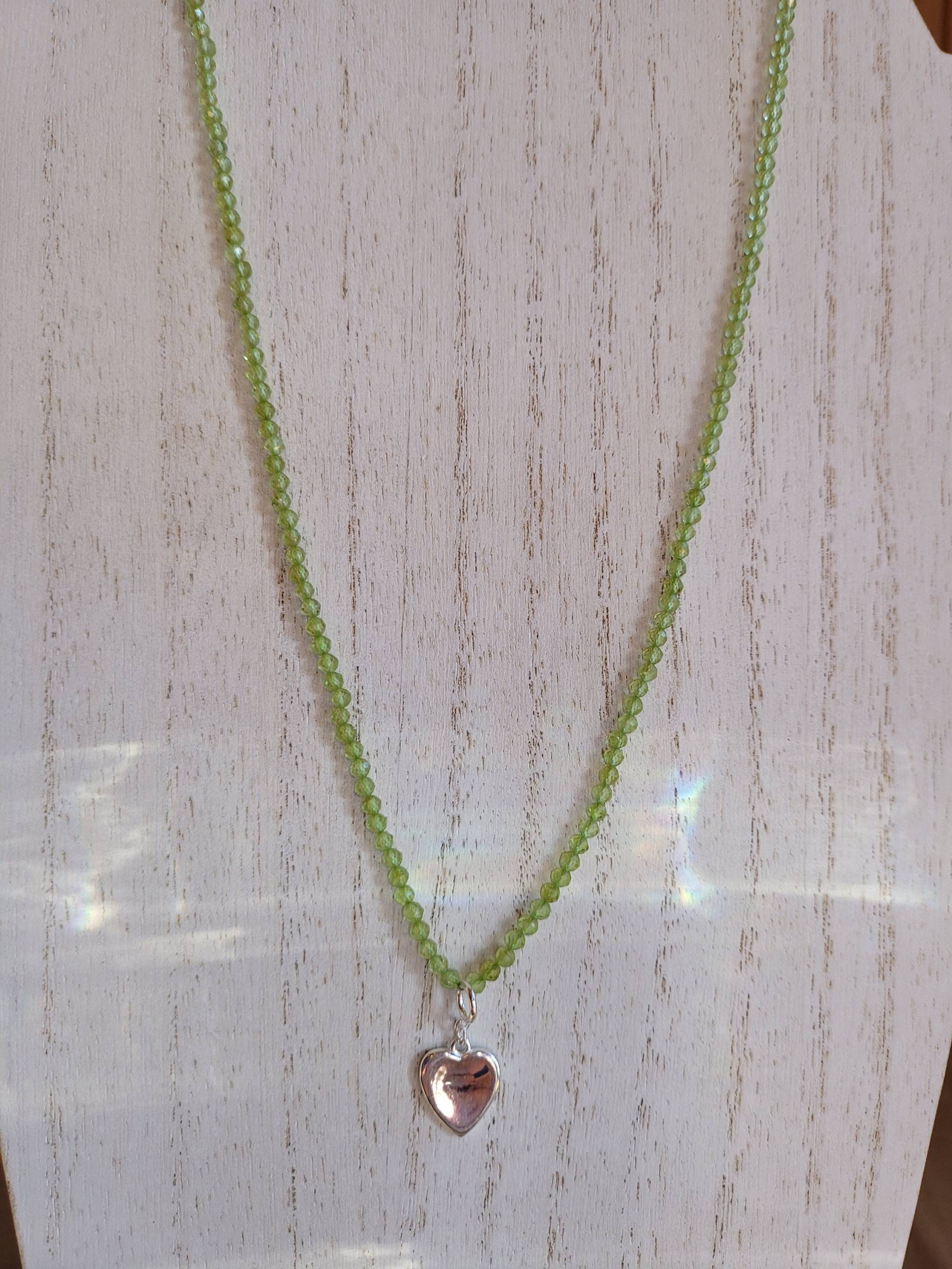 Peridot Herz Halskette von PAVIABoutique