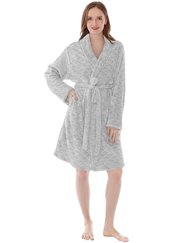 PAVILIA Kurzer Damen-Bademantel mit Kapuze | leichter Fleece-weicher Spa-Bademantel Nachtwäsche - Grau - Large-X-Large von PAVILIA