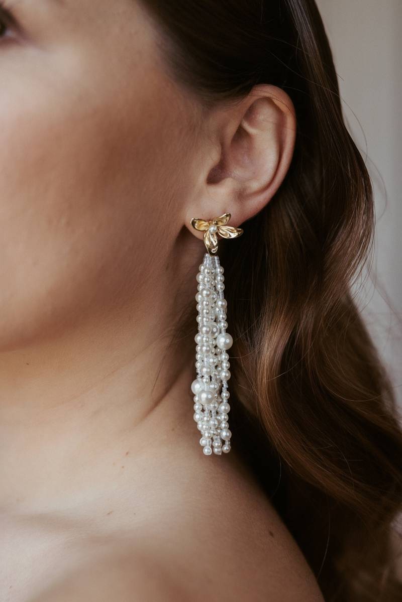 Hängeohrringe Mit Perlenkaskaden Und Goldenem Blumenohrstecker von PAVIOTCreateur