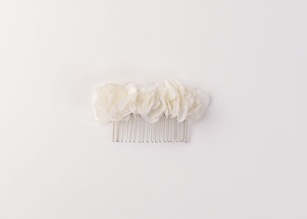 Weißer Hortensienblütenkamm Zum Einstecken Ins Haar Für Einen Besonderen Anlass, Geeignet Alle Altersgruppen von PAVIOTCreateur