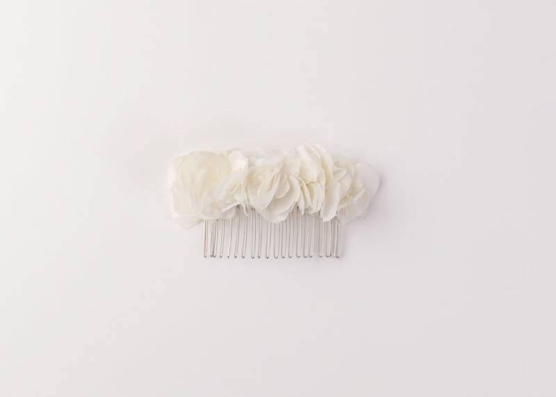 Weißer Hortensienblütenkamm Zum Einstecken Ins Haar Für Einen Besonderen Anlass, Geeignet Alle Altersgruppen von PAVIOTCreateur