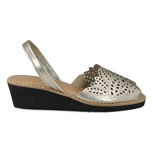 PAYMA - Damen Avarca Espadrille mit Keil. Leder Artikel aus Spanien. Sommer Sandalen. Gepolsterte Vorlage. Offene Ferse. Farbe: Platinum Laser, Größe: EU 40 von PAYMA