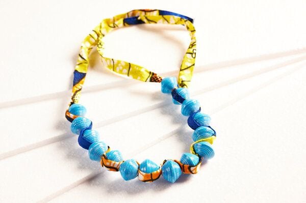 PEARLS OF AFRICA Halskette aus großen, runden Papierperlen mit afrikanischem Stoffband "SONGKY CLOTH" von PEARLS OF AFRICA