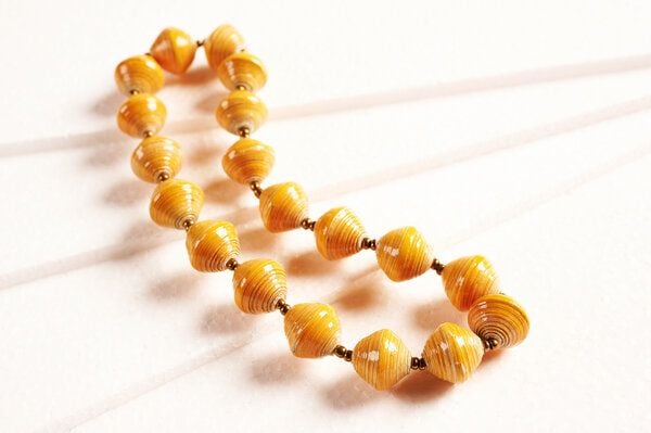 PEARLS OF AFRICA Kurze Halskette aus großen runden Papierperlen "LUPITA" von PEARLS OF AFRICA