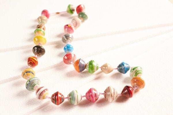 PEARLS OF AFRICA Lange Halskette aus großen Papierperlen "KATOGO FLOWER" von PEARLS OF AFRICA