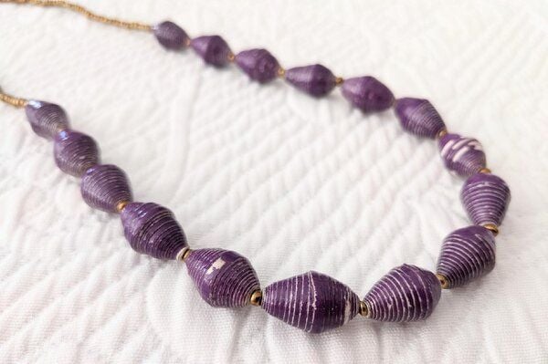 PEARLS OF AFRICA Schicke, elegante, zeitlose Perlenkette mit recycelten Papierperlen "Hellen" von PEARLS OF AFRICA