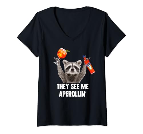 Damen THEY SEE ME APEROLLIN’ X Waschbär Meme Racoon X Pedro Spritz T-Shirt mit V-Ausschnitt Damen THEY SEE ME APEROLLIN’ X Waschbär Meme Racoon X Pedro Spritz T-Shirt mit V-Ausschnitt von PEDRO SPRITZ COLLECTION X Waschbär Meme Spritz