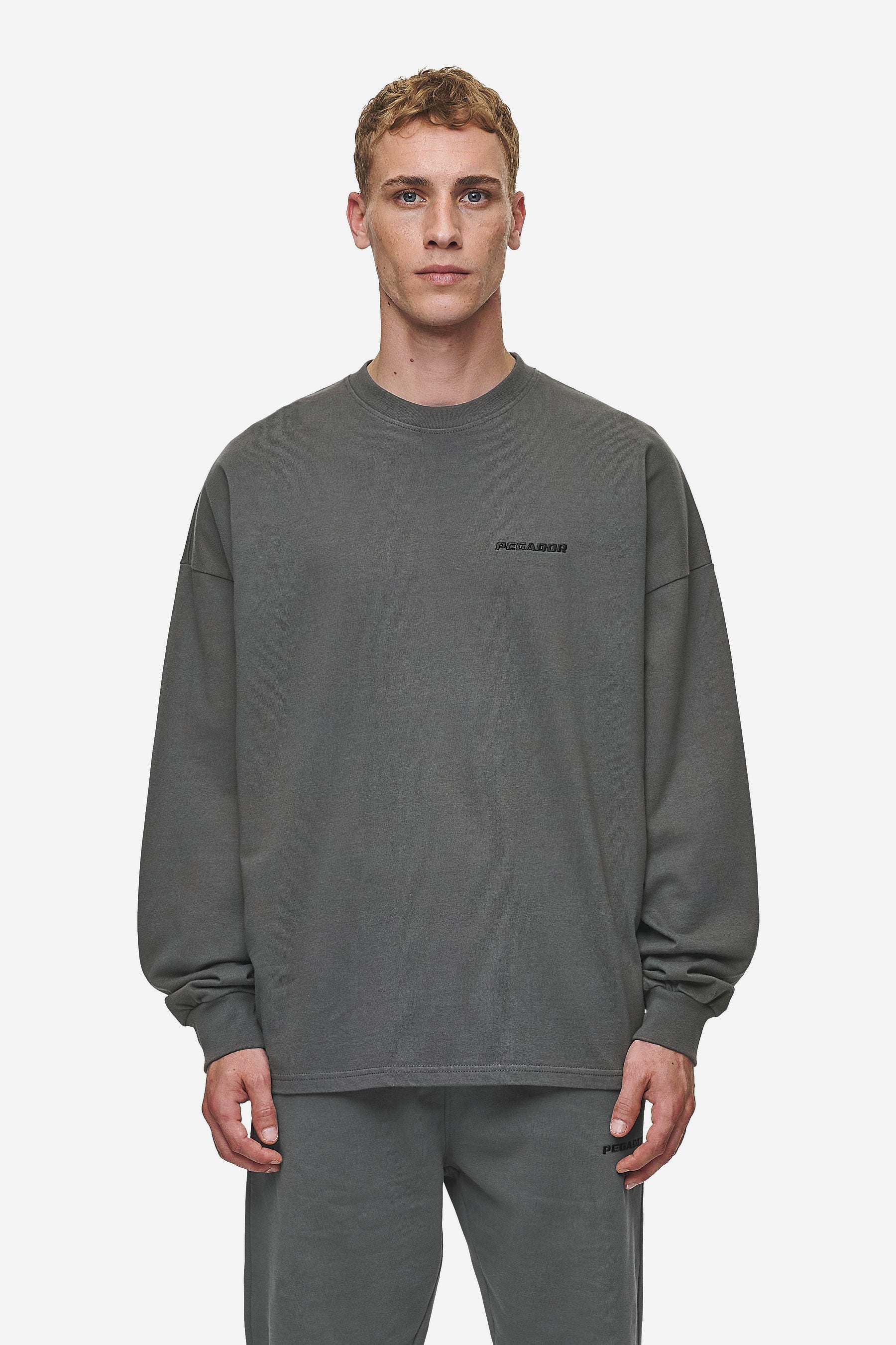 Rusk Logo Oversized Longsleeve Washed Anthracite von PEGADOR®
