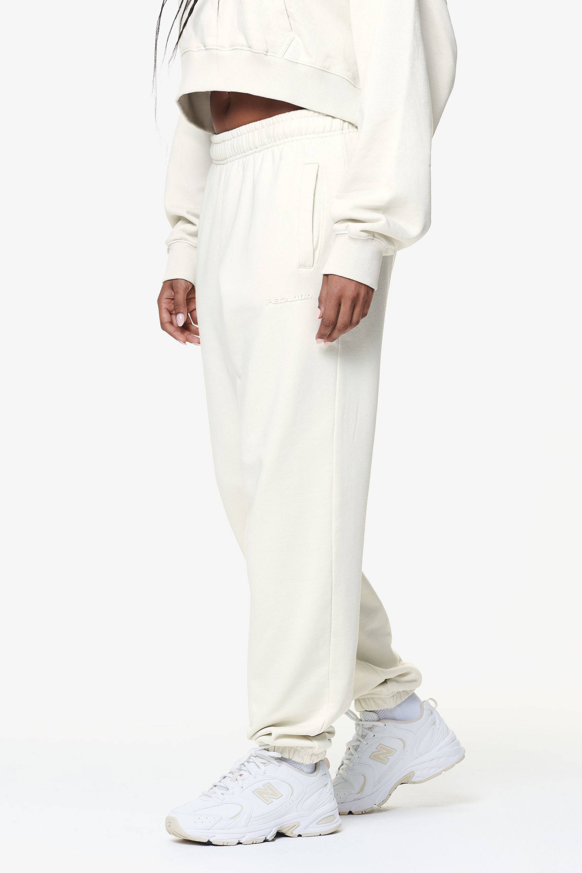 Villa High Waisted Sweat Pants Washed Salty Cream Gum von PEGADOR®