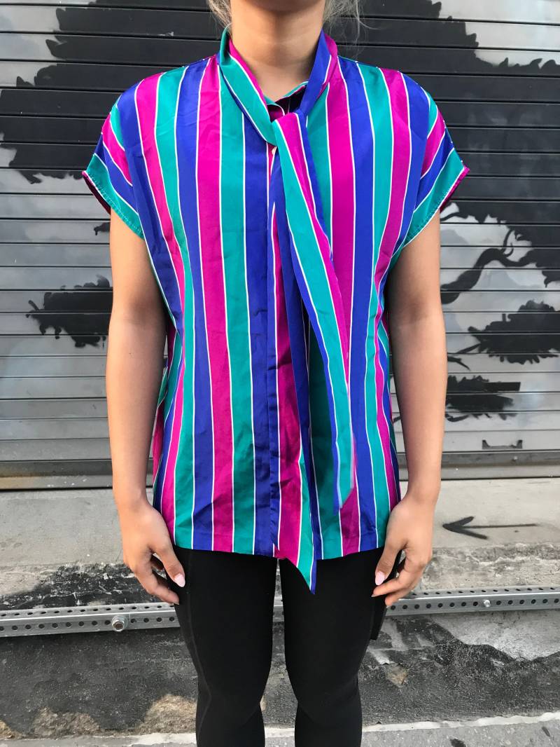 70Er Jahre Regenbogen Gestreifte Bluse Mit Krawatte von PENAFLORIUM