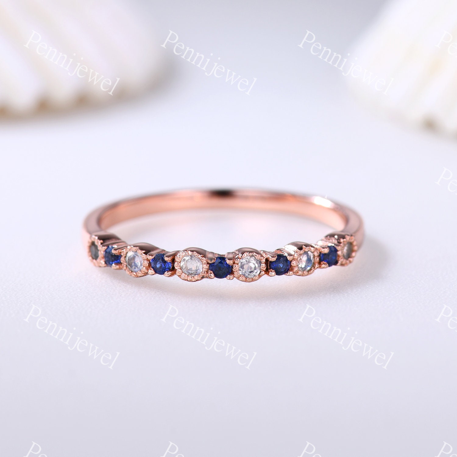 1, 5mm Rund Geschliffener Saphir Mondstein Ring, Milgrain Band, Halbe Ewigkeit, Jahrestag Geschenk Für Deinen Liebhaber, 14K Roségold, Passendes von PENNIjewel