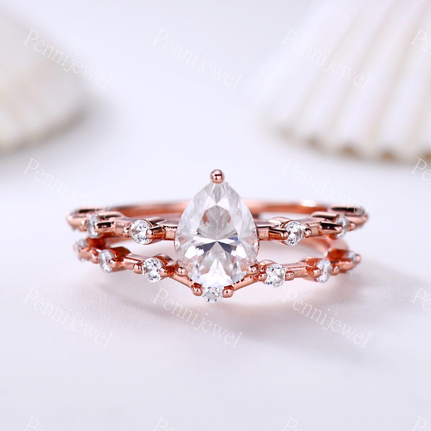 1.25Ct Vintage Birnenschnitt Moissanit Engagment Ring Set, Unikat Passende Band, Moissanit Braut Set, Trauring Für Frauen, Rosegold 1.25Ct Vintage Birnenschnitt Moissanit Engagment Ring Set, Unikat Passende Band, Moissanit Braut Set, Trauring Für Frauen, Rosegold von PENNIjewel