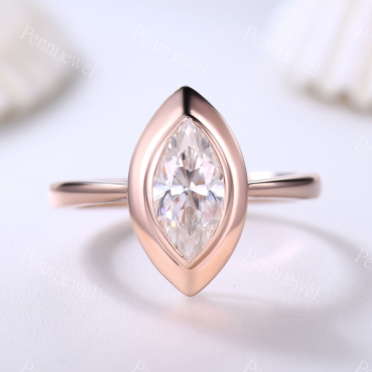 10x5mm Marquise Shaped Moissanit Verlobungsring, Schlichtes Gold Band, Moissanit Jubiläum Ring, Rosegold, Lünette Set, Solitär Ring von PENNIjewel