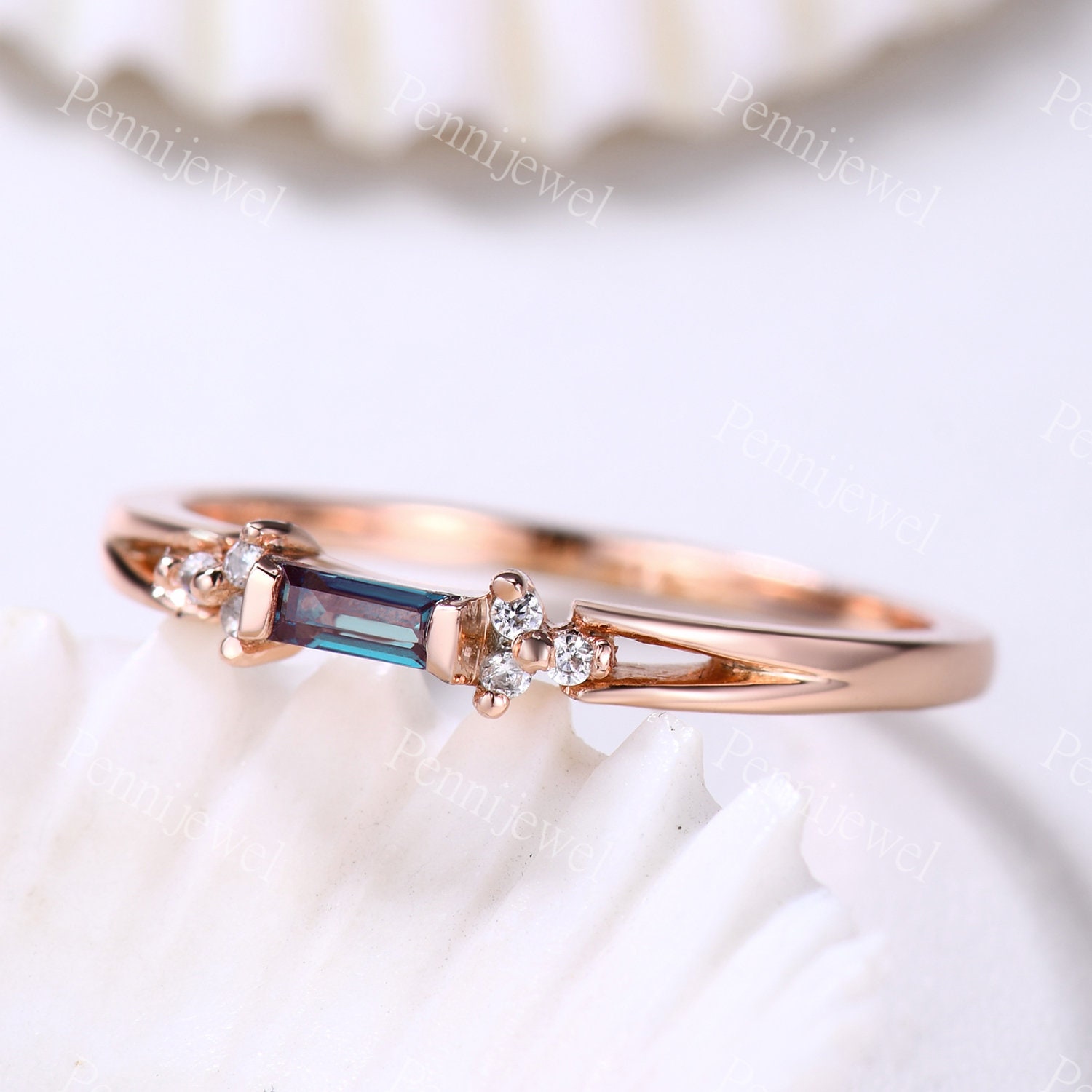 14K Rose Gold Vintage Baguette Cut Alexandrit Diamant Ring Juni Geburtsstein Farbwechsel Stein Frauen Stapelring von PENNIjewel