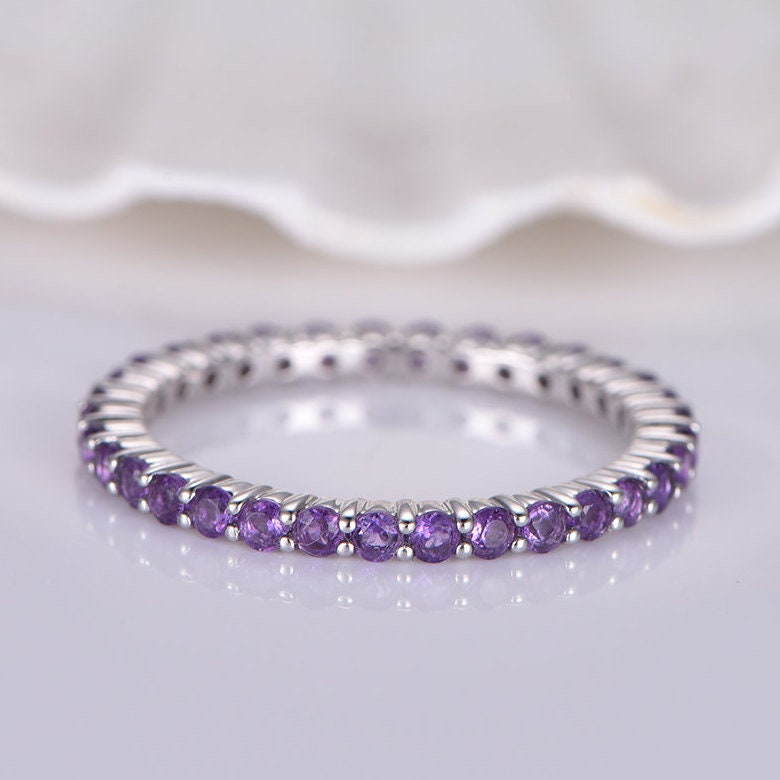 14K Weißgold Amethyst Eternity Ring Stapeln Birthstone Band von PENNIjewel