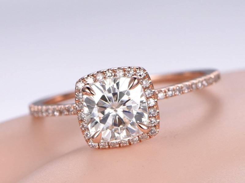 2Ct Brillianter Moissanit Ring Diamant Verlobungsring Solid 14K Roségold Kissenschliff 7, 5mm Edelstein Halo Braut Versprechen Passendes Band von PENNIjewel