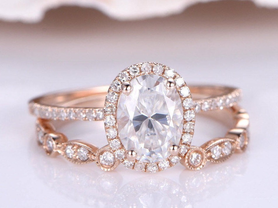 2stk Moissanite Verlobungsring Set 6 X 8 Mm Oval Cut Ehering Halbe Ewigkeit Art Deco Hochzeit Diamant Band 14K Rose Gold Ring von PENNIjewel